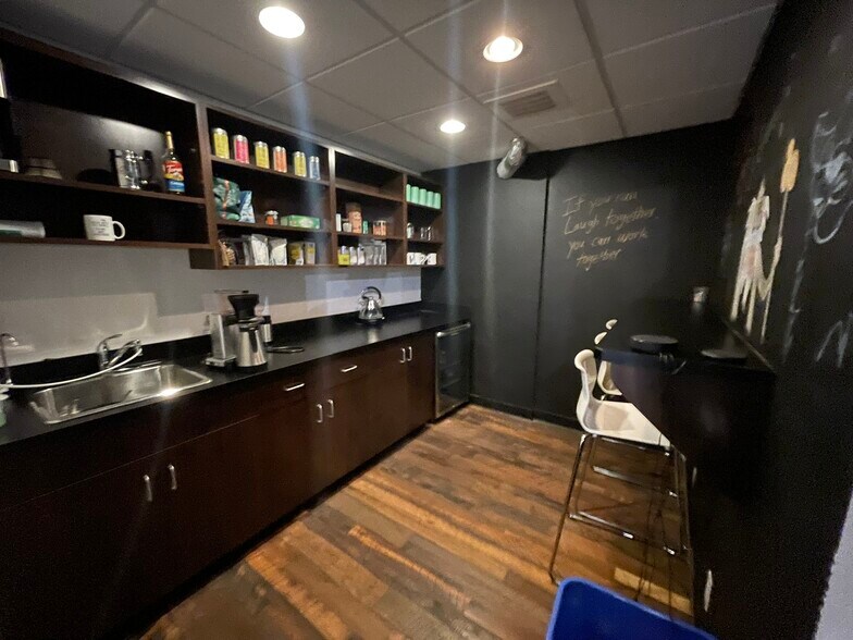 More Photos Of 9050 22 Av SW, Edmonton Showroom For Sale