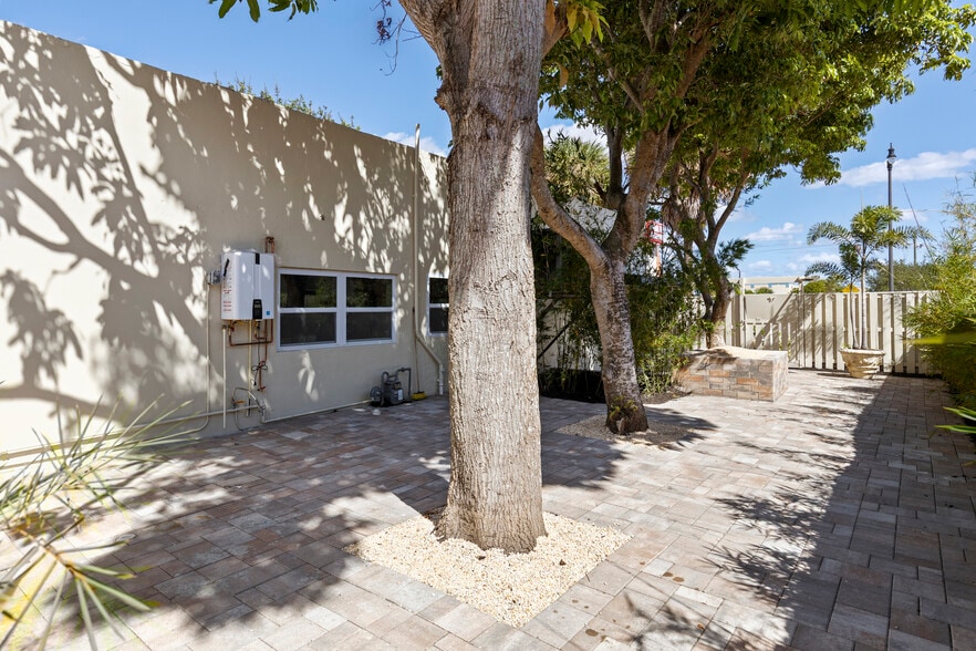 More Photos Of 7201 S Dixie Hwy, West Palm Beach Restaurant For Lease