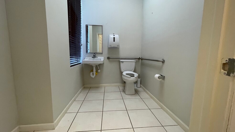 More Photos Of 3459 Pine Ridge Rd, Naples Office For Lease