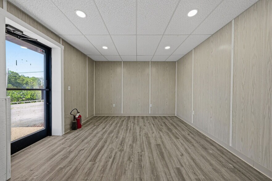 More Photos Of 505 Industrial Dr, Glasgow Flex For Sale