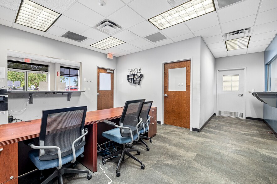 More Photos Of 9707 Bachman Rd, Orlando Warehouse For Lease