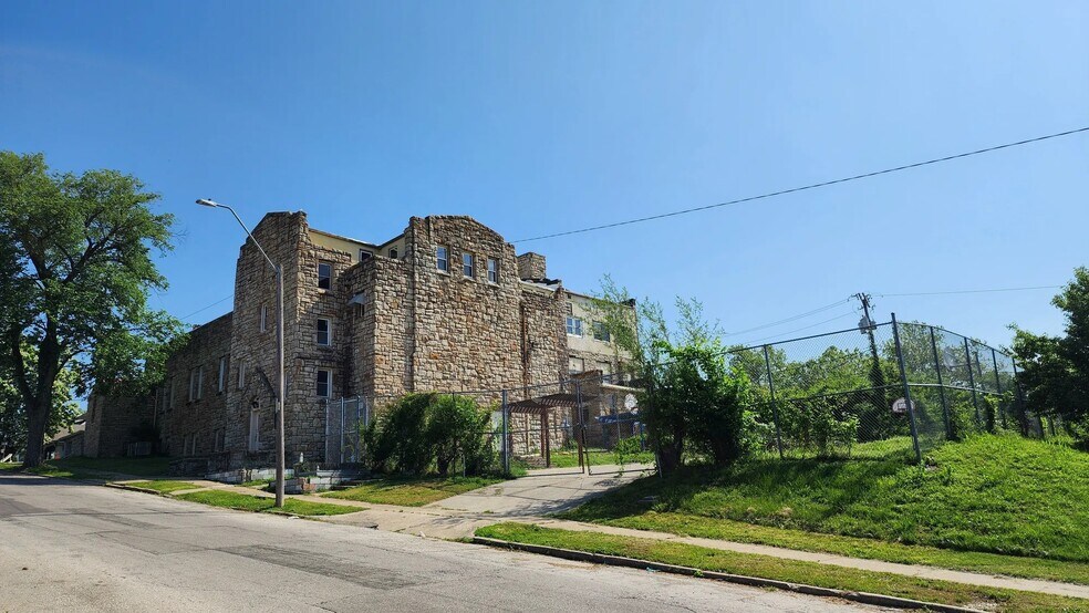 More Photos Of 2701 E 43rd St, Kansas City Specialty For Sale