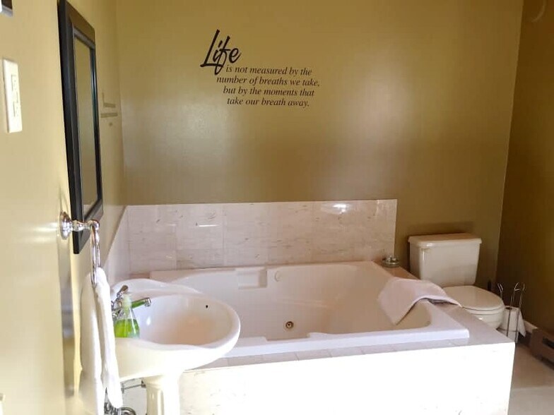 More Photos Of 40 SE Heimrich St, Dufur Hotel For Sale