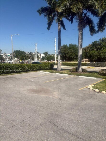 More Photos Of 828 Pembroke Rd, Hallandale Unknown For Lease