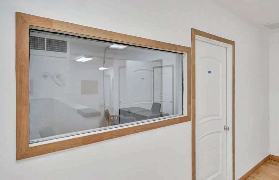 More Photos Of 830 S Main St, Santa Ana Freestanding For Sale