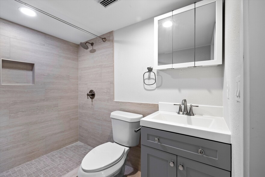 More Photos Of 1010 27th st, Galveston Apartments For Sale