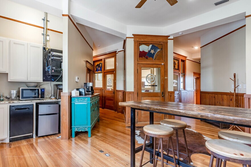 More Photos Of 131 E Exchange Ave, Fort Worth Office Residential For Lease