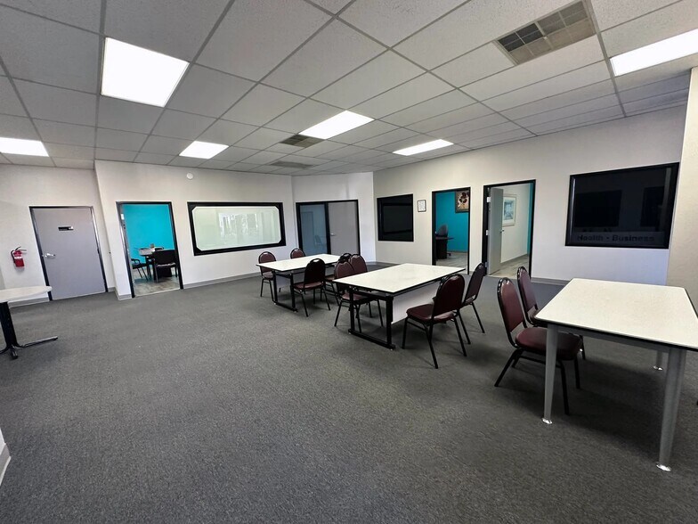 More Photos Of 5957 W Northern Ave, Glendale Unknown For Lease