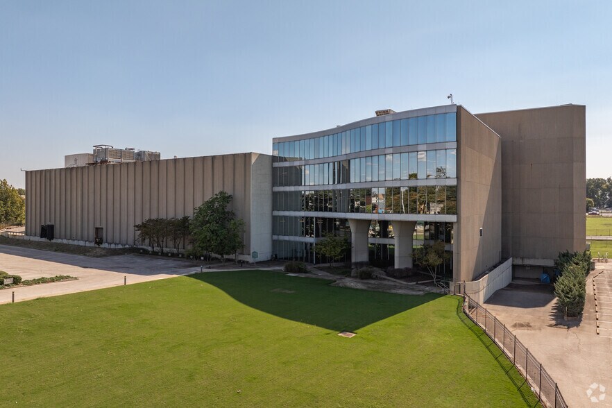 Primary Photo Of 495 Union Ave, Memphis Office For Sale