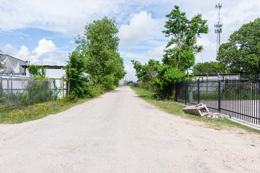 More Photos Of 6456 Cunningham Rd, Houston Industrial For Lease