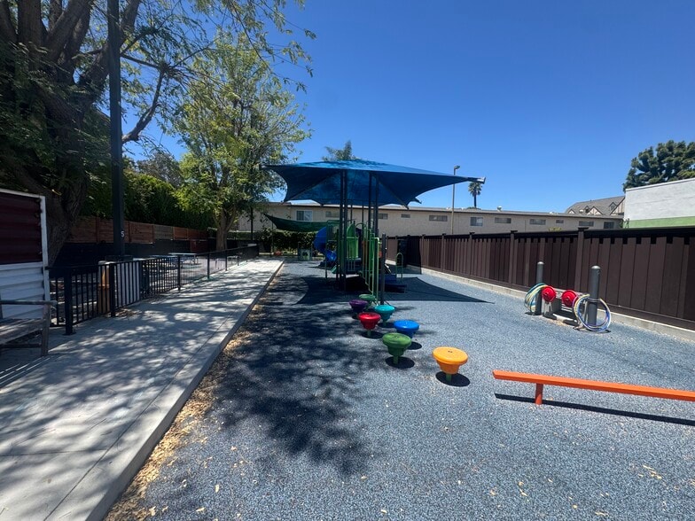 More Photos Of 19436 Ventura Blvd, Tarzana Daycare Center For Lease