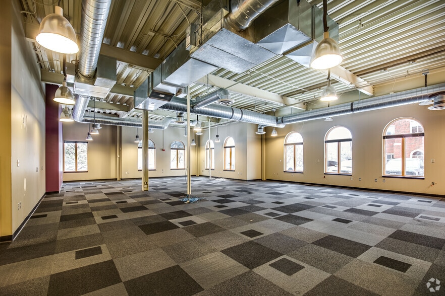 More Photos Of 1903-1907 E Wayzata Blvd, Wayzata Unknown For Lease