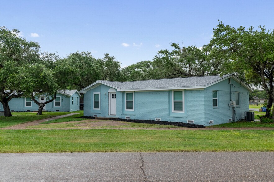More Photos Of 1300 N Live Oak St, Rockport Multifamily For Sale