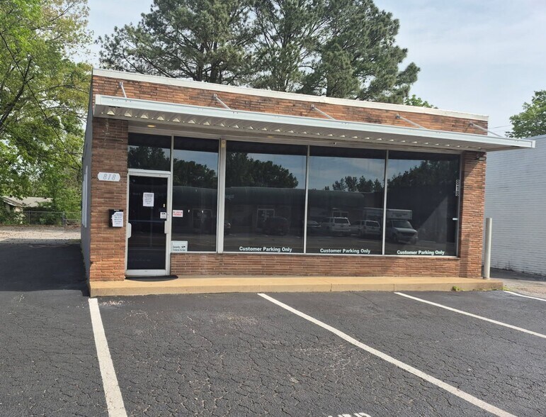 Primary Photo Of 818 E Wood St, Paris Office For Lease