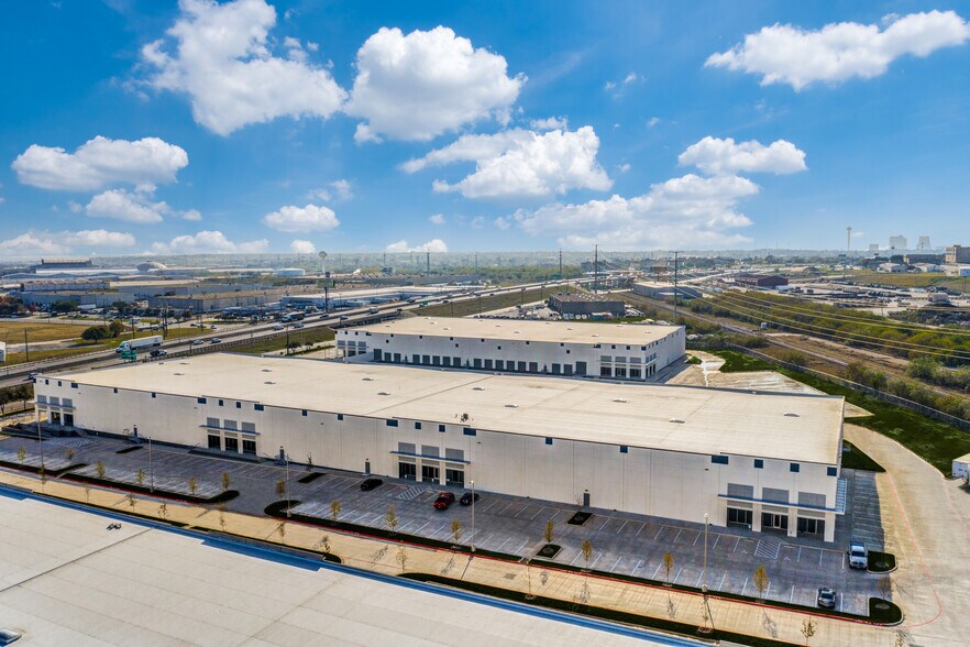 More Photos Of 3215 N Panam Expy, San Antonio Manufacturing For Lease
