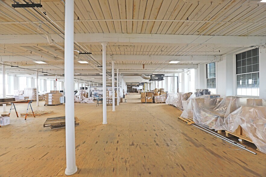 More Photos Of 657 Quarry St, Fall River Flex For Lease