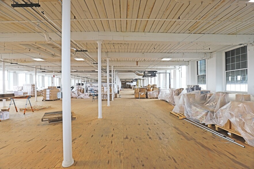 More Photos Of 657 Quarry St, Fall River Freestanding For Lease