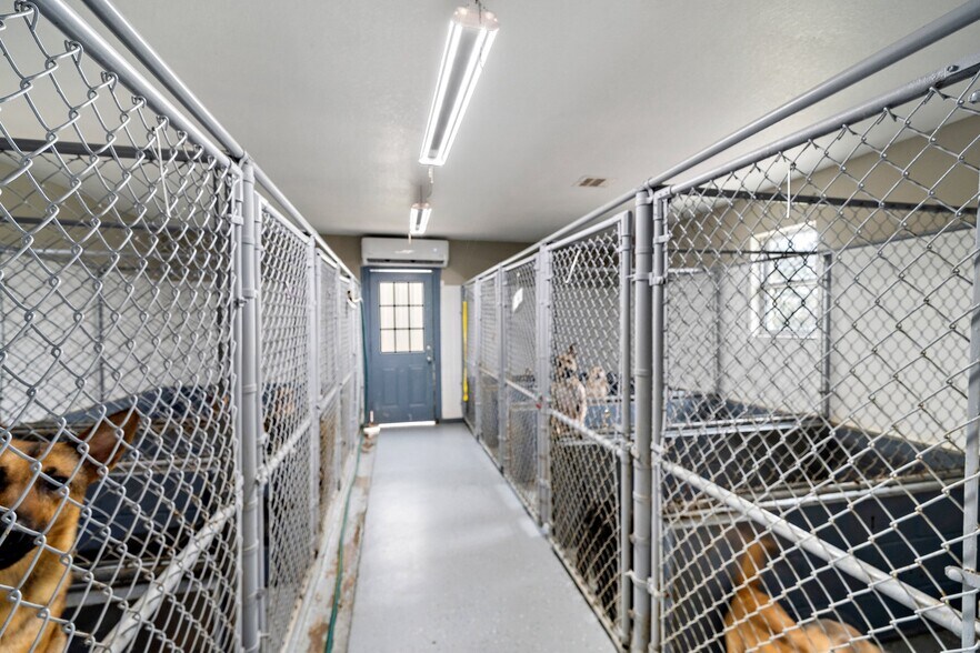 More Photos Of 1115 Dickinson Ave, Dickinson Veterinarian Kennel For Sale