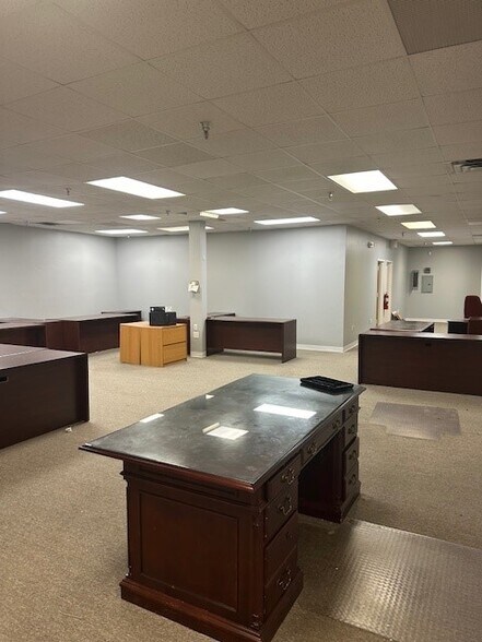 More Photos Of 40 Ramland Rd, Orangeburg Office For Lease