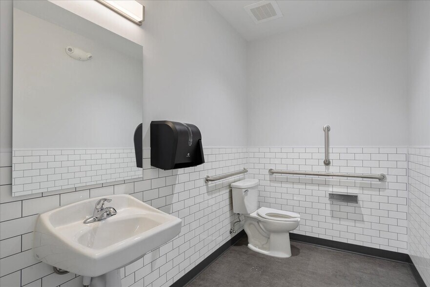 More Photos Of Mckinney Drive, Cheyenne Manufacturing For Lease