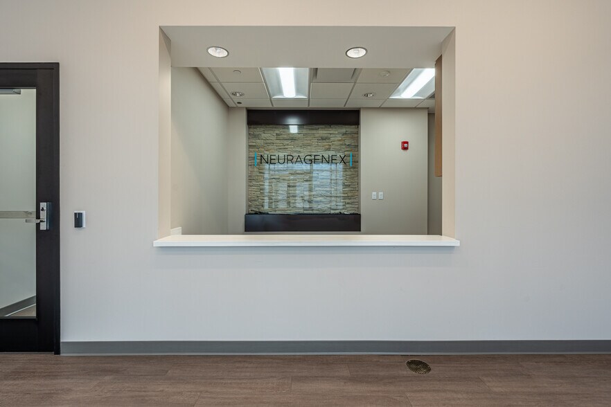 More Photos Of 140 Hansen Blvd, North Aurora Medical For Lease