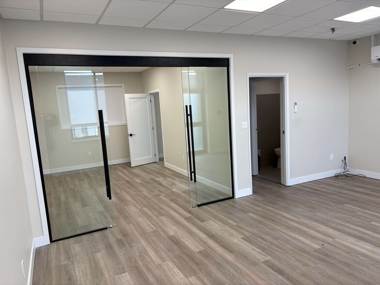 More Photos Of 90 Esna Park Dr, Markham Service For Lease