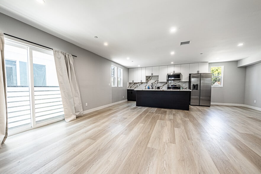 More Photos Of 2223 S Highland Ave, Los Angeles Apartments For Sale