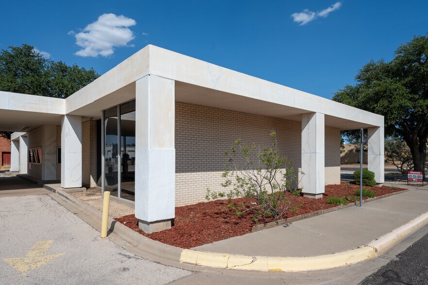 More Photos Of 132 W 7th St, Odessa Specialty For Lease