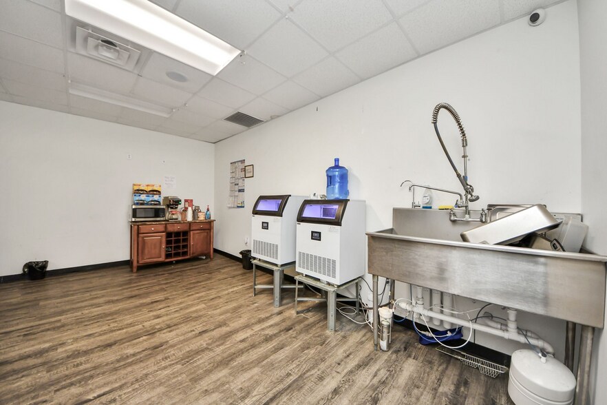More Photos Of 10814 Woodedge Dr, Houston Warehouse For Sale