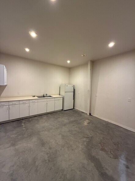 More Photos Of 1431 Anderson Rd, Montrose Warehouse For Lease