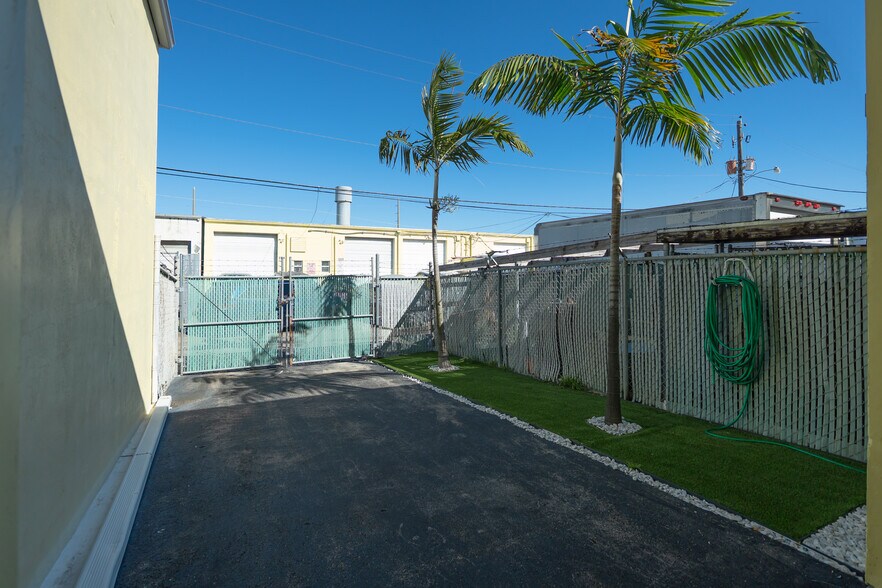 More Photos Of 2301-2325 NW 30th St, Oakland Park Warehouse For Sale