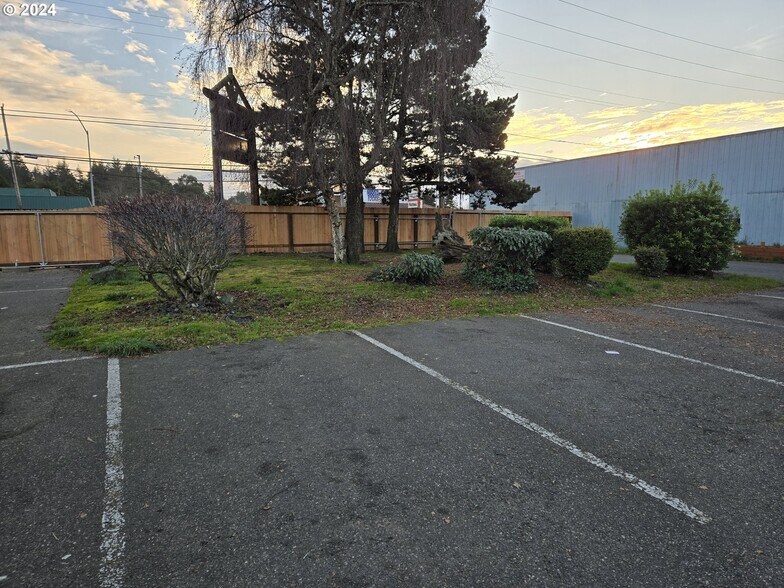 More Photos Of 1200 Newmark Ave, Coos Bay Medical For Sale