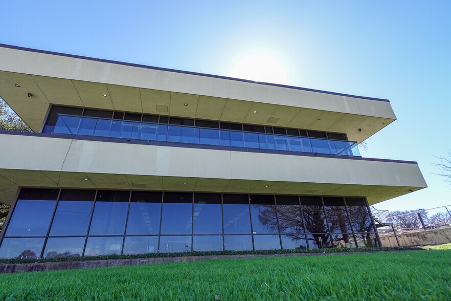 More Photos Of 6224 W Interstate 10, San Antonio Office For Sale