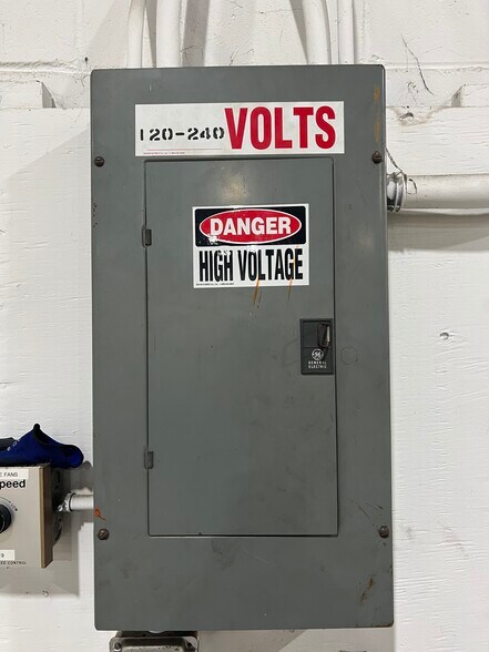 More Photos Of 1650 Oak St, Lakewood Manufacturing For Lease