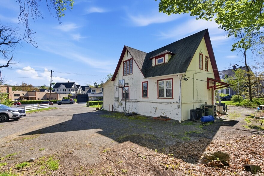 More Photos Of 431 New York Ave, Huntington Storefront Retail Residential For Sale