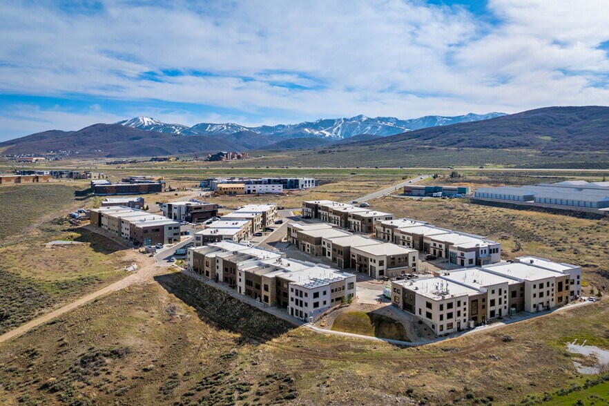More Photos Of 4554 Forestdale Dr, Park City Showroom For Lease