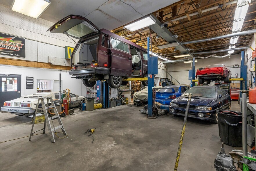 More Photos Of 2397 West Railway St, Abbotsford Auto Repair For Sale