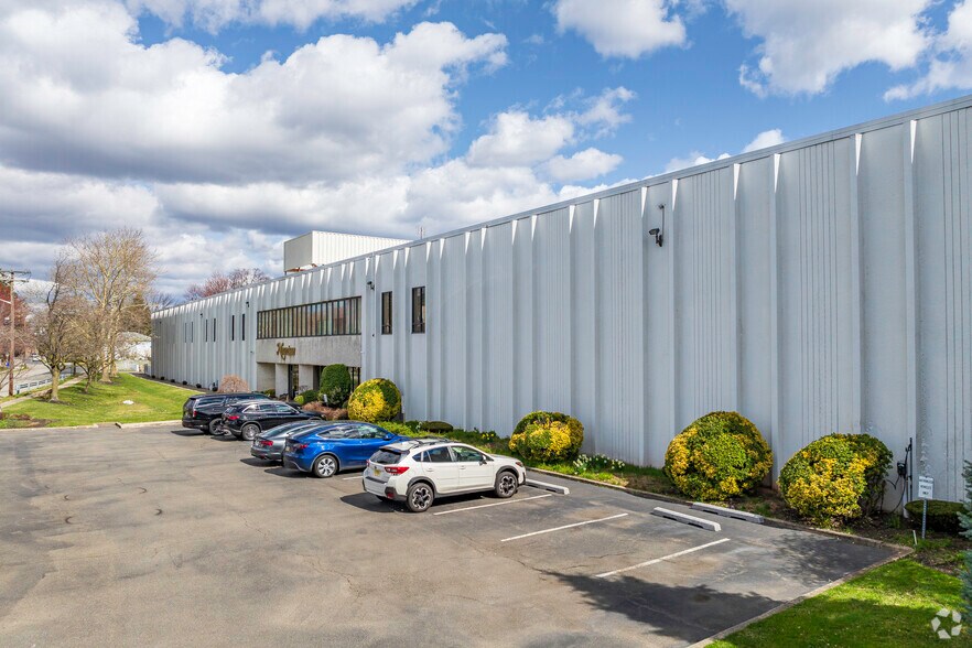 More Photos Of 5 Sampson St, Saddle Brook Warehouse For Lease