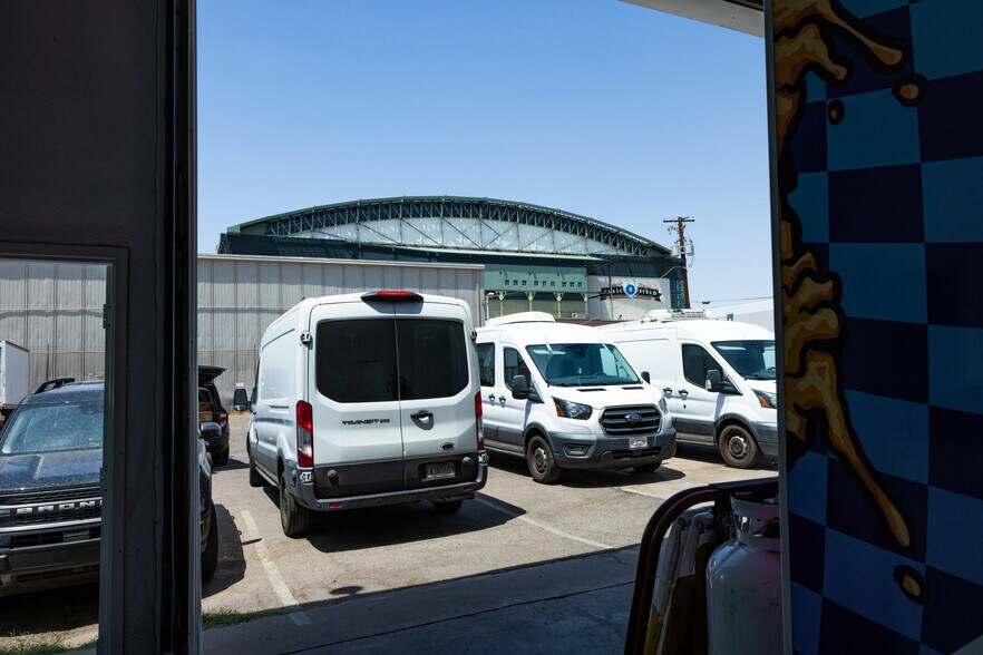 More Photos Of 811 E Jackson St, Phoenix Distribution For Sale