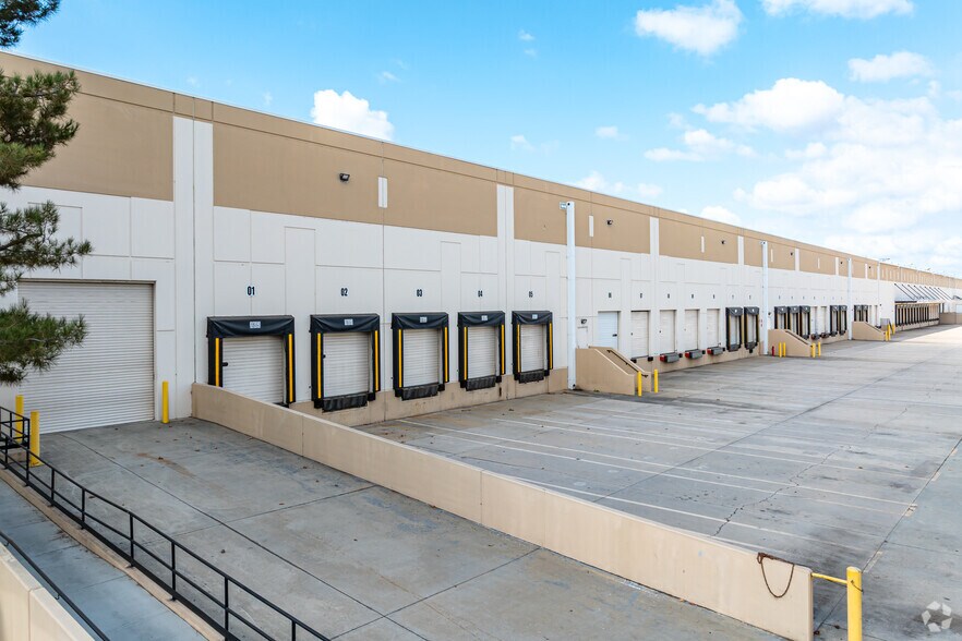 More Photos Of 458-486 E Lambert Rd, Fullerton Distribution For Lease