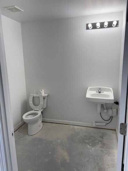 More Photos Of 7897 Taft St, Merrillville Warehouse For Lease