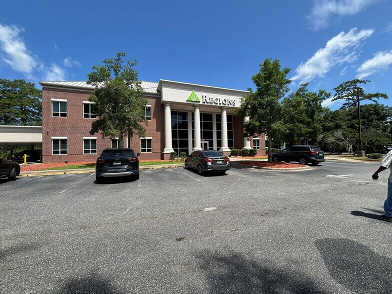 More Photos Of 2000 Capital Cir NE, Tallahassee Bank For Lease