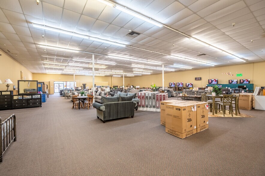 More Photos Of 1005 N Pine St, Deridder General Retail For Lease