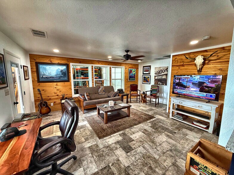 More Photos Of 537 Aviator Dr, Fort Worth Airplane Hangar For Sale