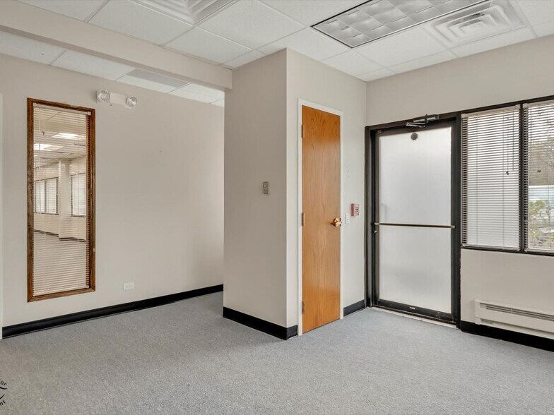 More Photos Of 1990 E Algonquin Rd, Schaumburg Medical For Lease