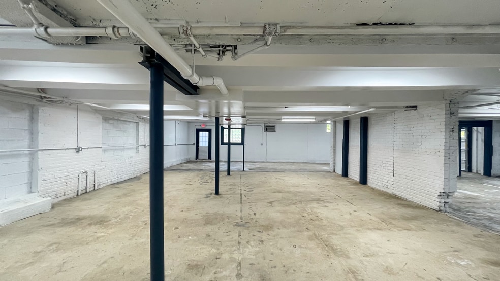 More Photos Of 554 Main St, Oakville Storefront Retail Office For Lease