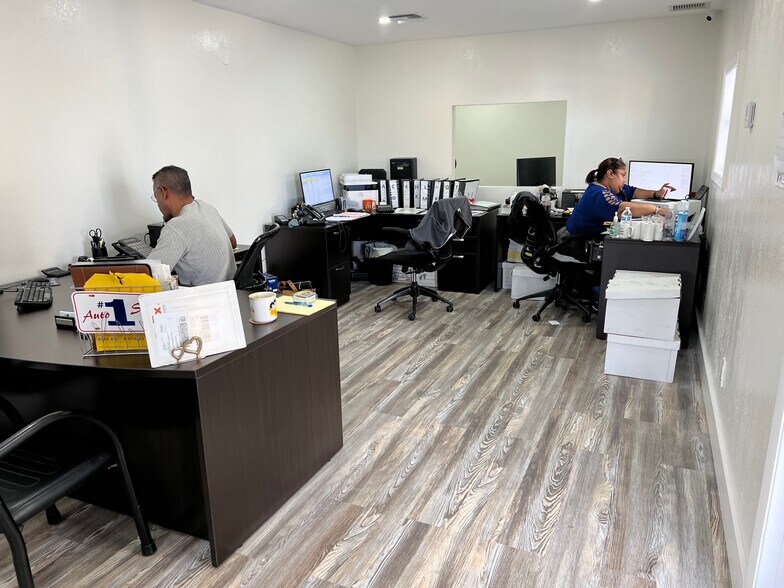 More Photos Of 5819 Rodman St, Hollywood Warehouse For Lease