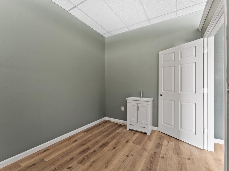 More Photos Of 1410 Washington St, Manitowoc General Retail For Sale