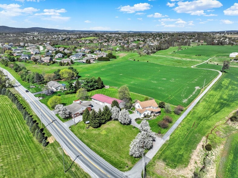 More Photos Of 2553 Roosevelt Ave, York Flex For Sale