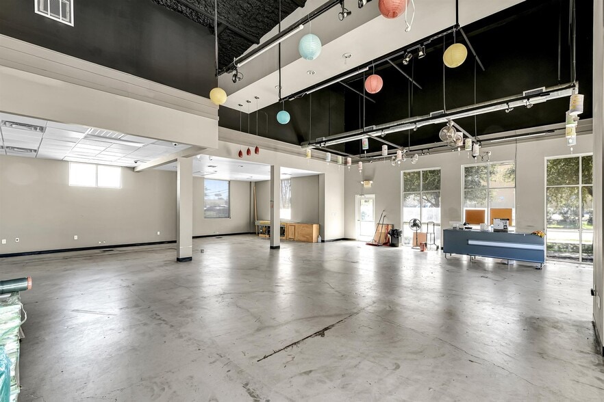 More Photos Of 1713 Park Pl, College Station General Retail For Lease